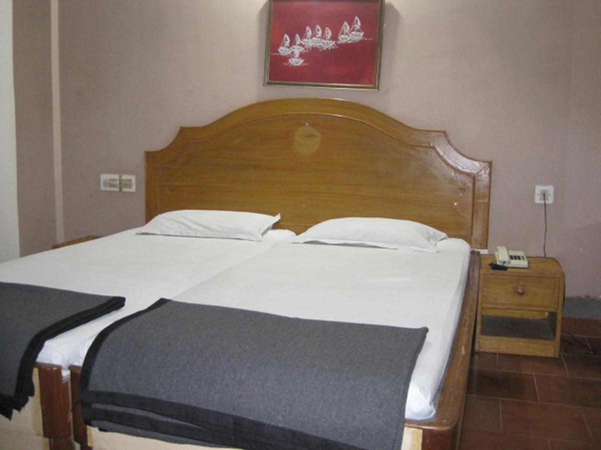 Hotel Arya Palace بوري المظهر الخارجي الصورة