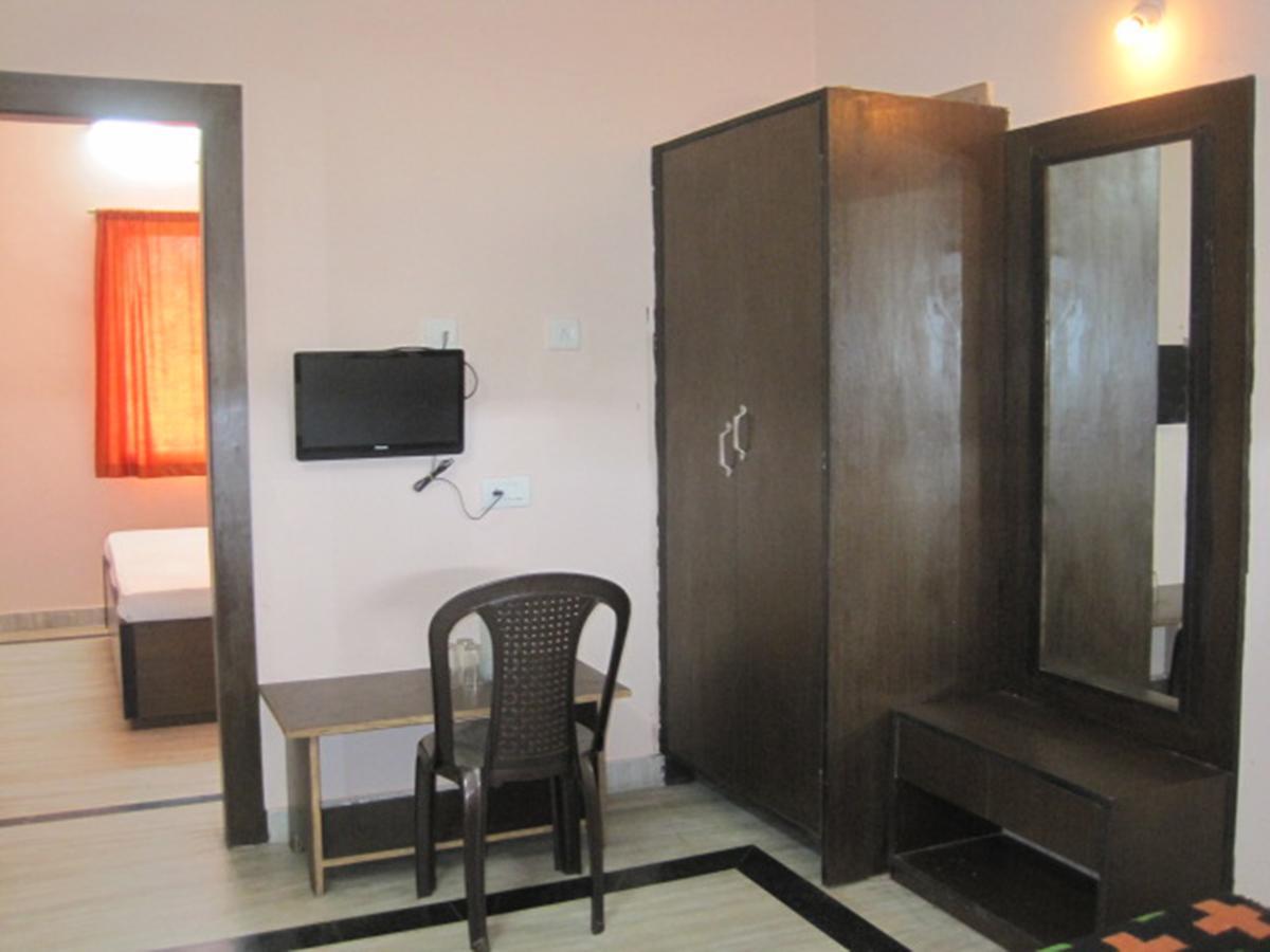 Hotel Arya Palace بوري المظهر الخارجي الصورة