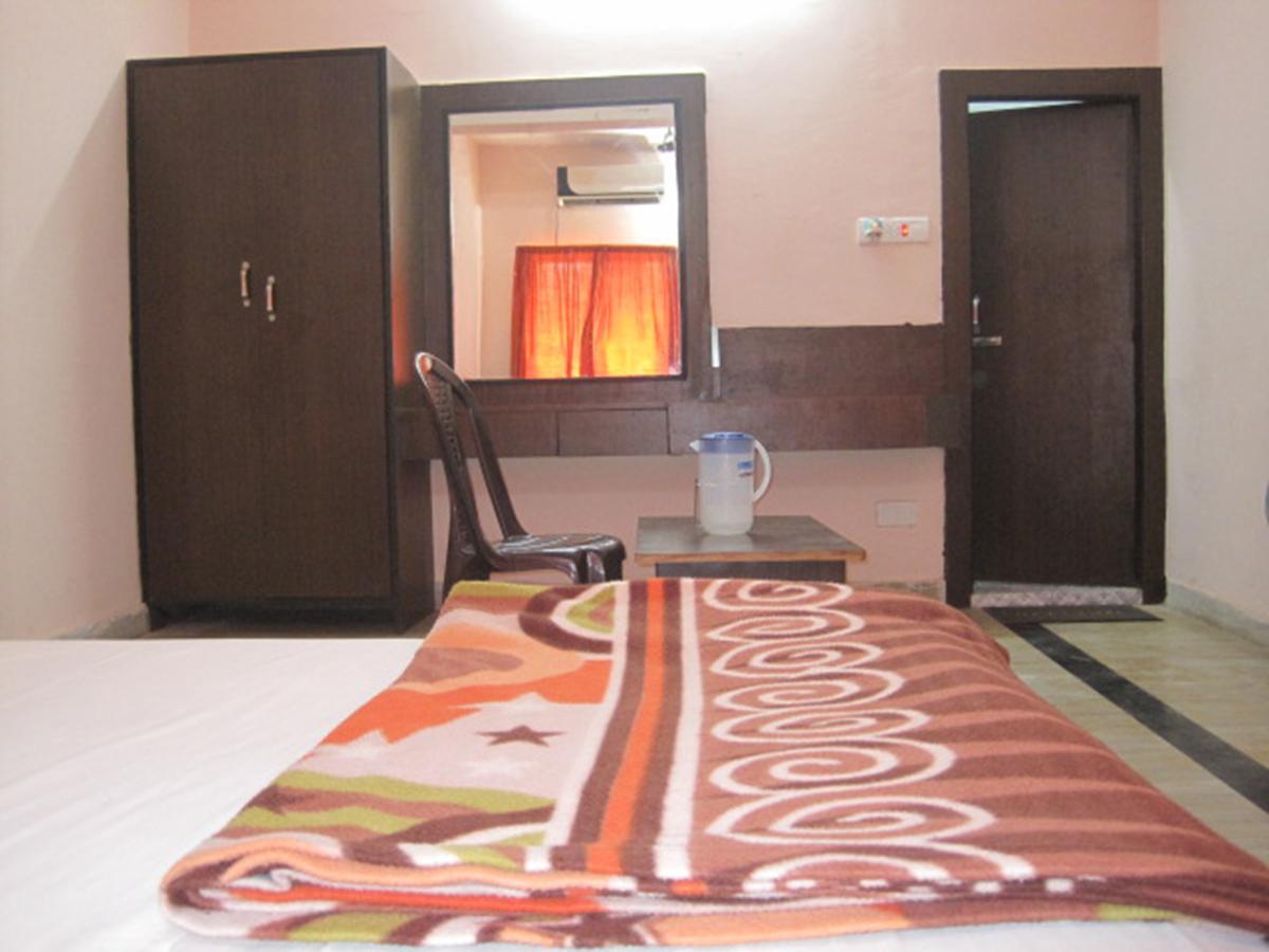 Hotel Arya Palace بوري المظهر الخارجي الصورة