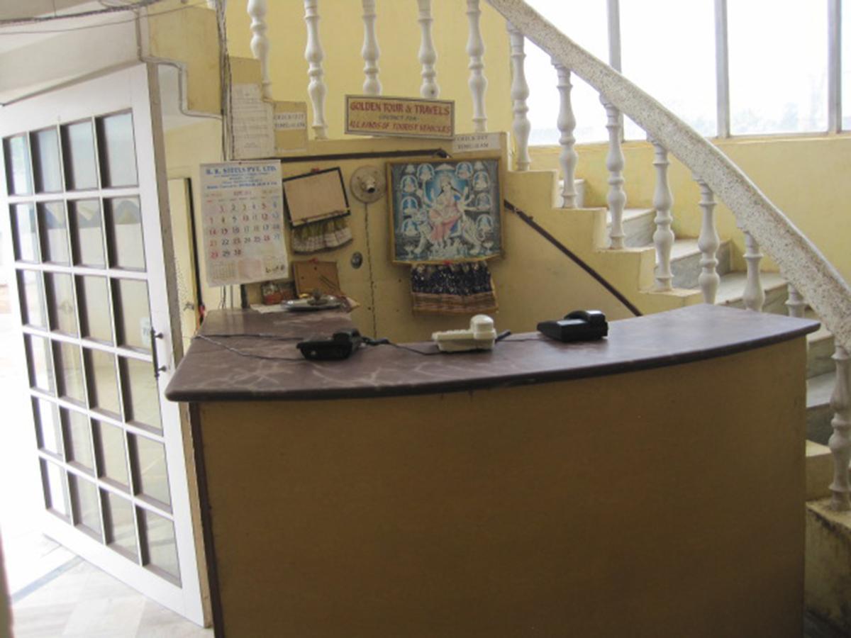 Hotel Arya Palace بوري المظهر الخارجي الصورة