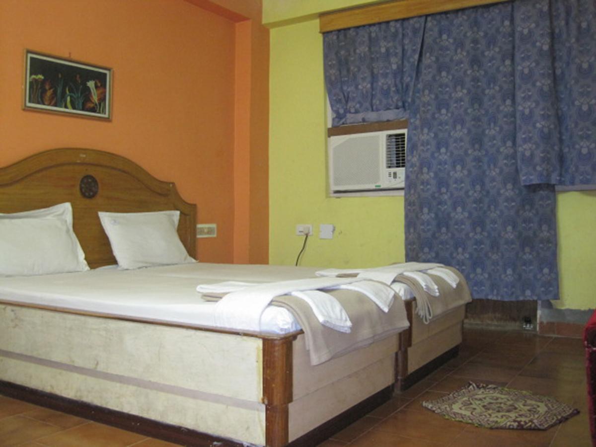 Hotel Arya Palace بوري المظهر الخارجي الصورة