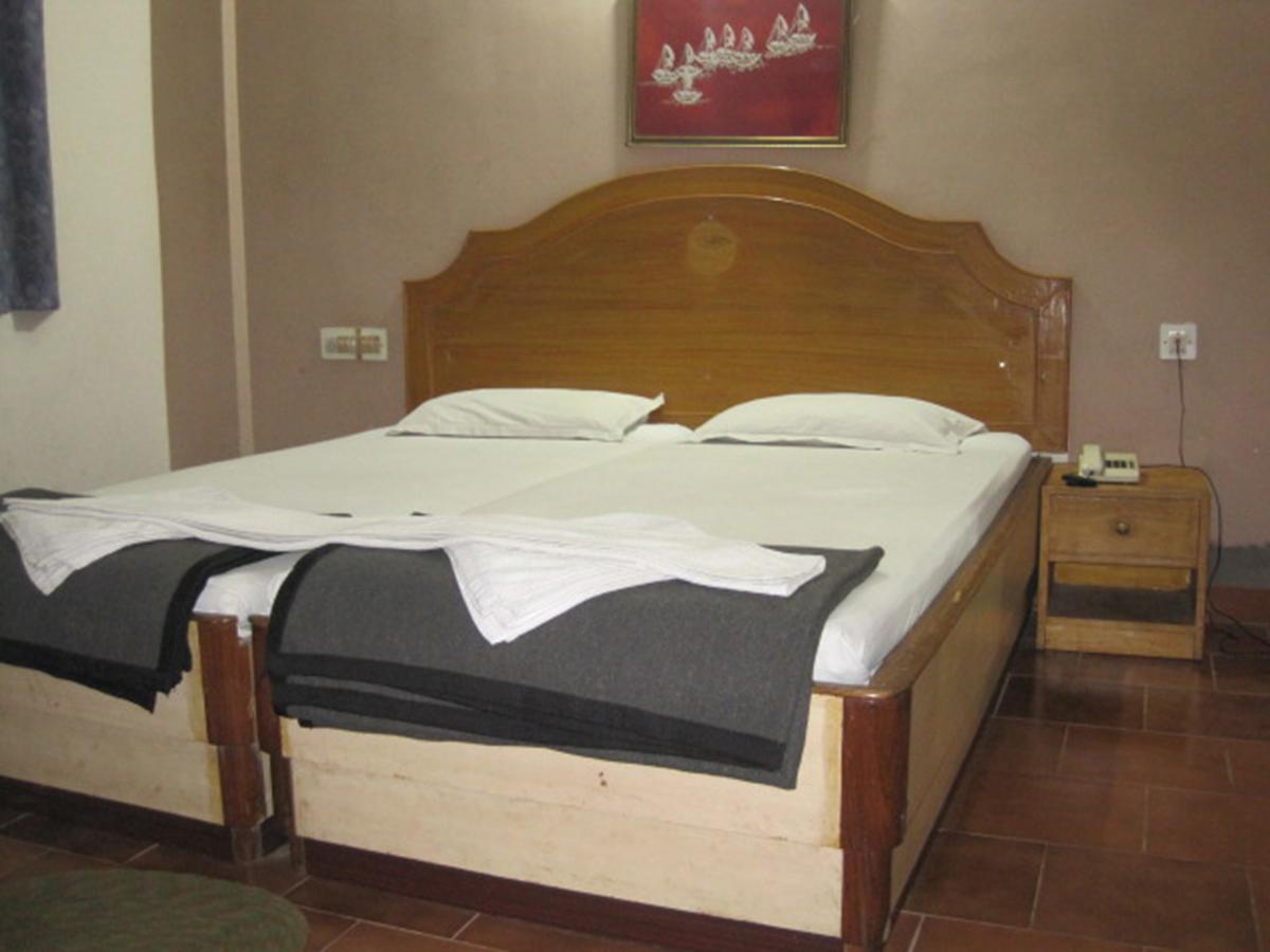 Hotel Arya Palace بوري المظهر الخارجي الصورة